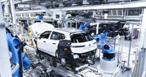 2021-07-zahajeni_vyroby-elektromobil-BMW_iX- (3)