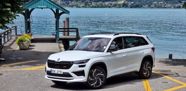 prvni_jizda-2021-skoda_kodiaq_rs_20_tsi_4x4_dsg-predek_u_jezera