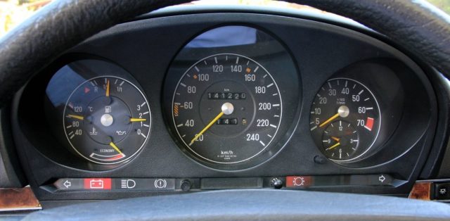 test-mercedes-benz-R107-280-SL-Cabrio-tachometr-budiky