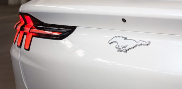 2022-Ford-Mustang-Mach-E-edice-Frost-White- (3)
