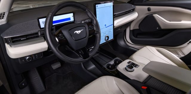 2022-Ford-Mustang-Mach-E-edice-Frost-White- (4)