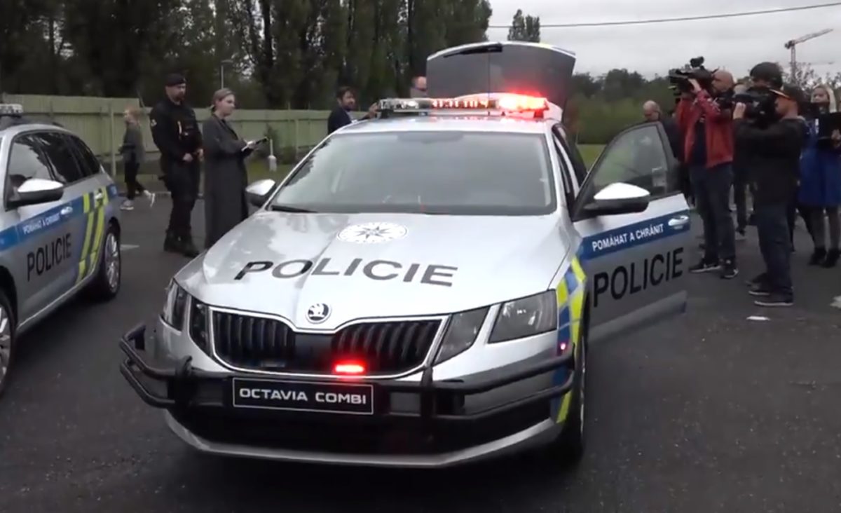 Pražští policisté nacvičovali manévr proti pirátům silnic. Nejlépe k němu poslouží policejní octavie s beranidlem