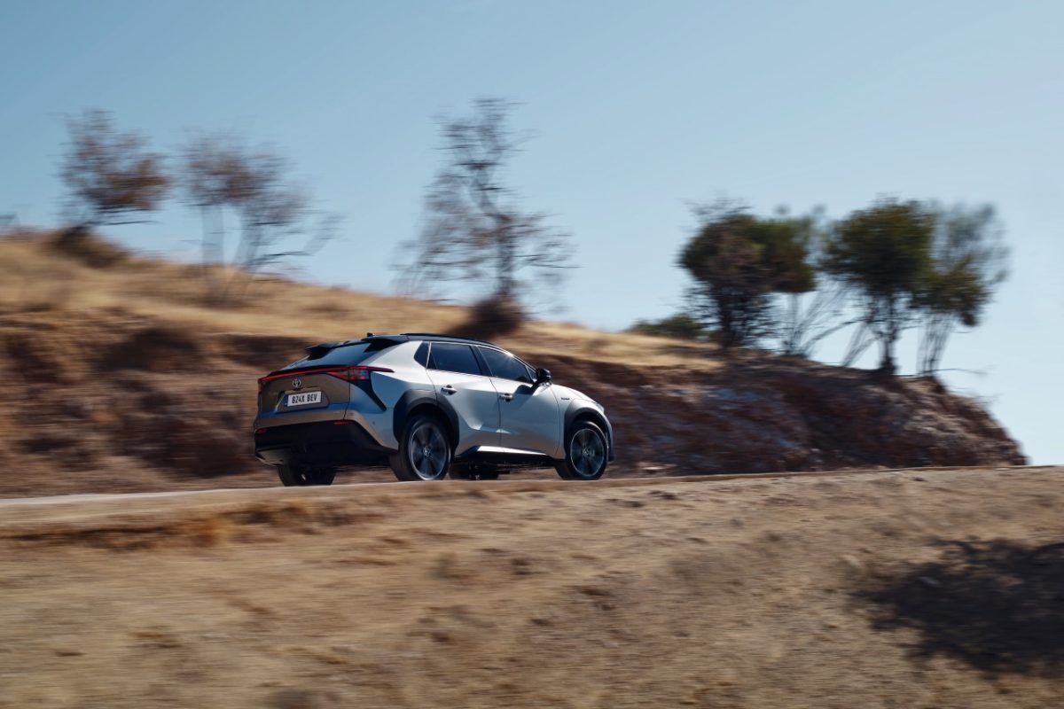2022-elektromobil-toyota-bz4x- (2)