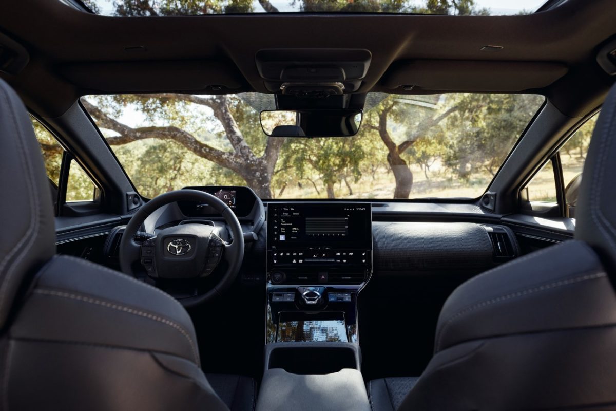 2022-elektromobil-toyota-bz4x-interier- (1)