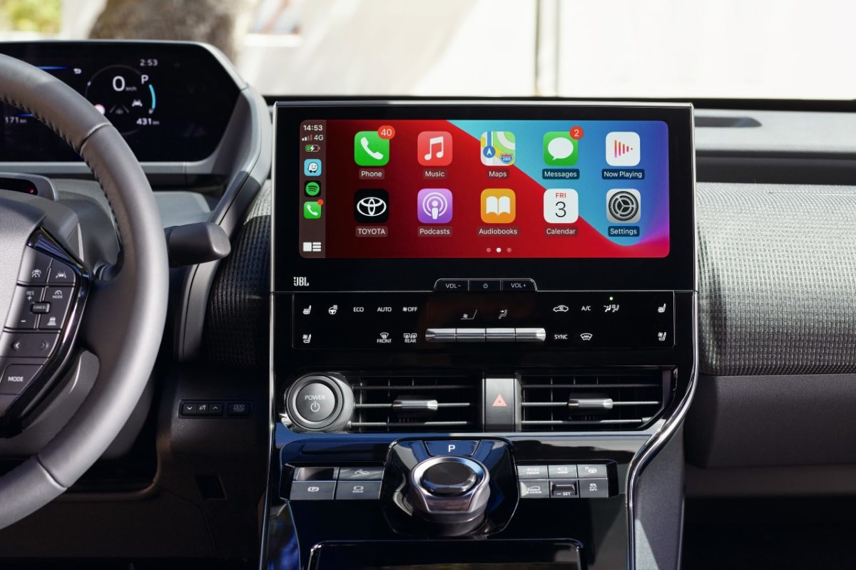 2022-elektromobil-toyota-bz4x-interier- (5)