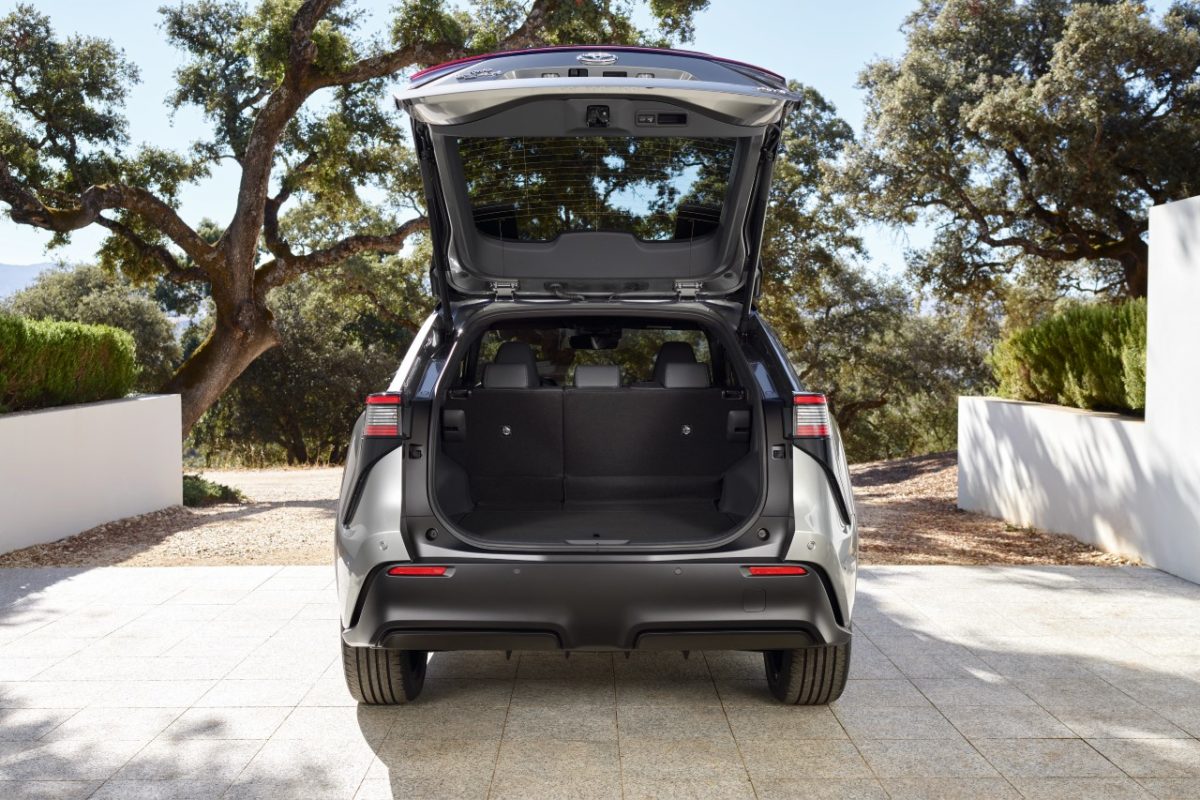 2022-elektromobil-toyota-bz4x-interier- (6)