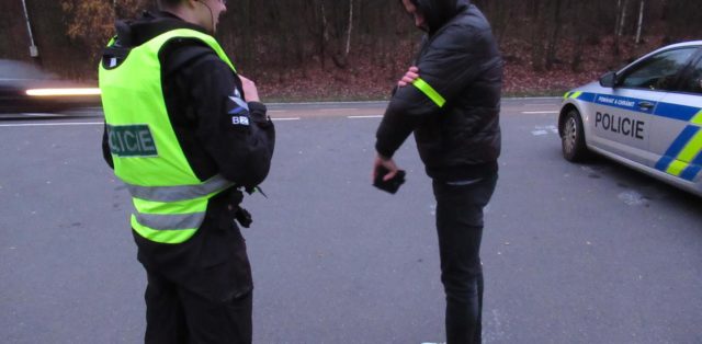 „Neviditelný“ chodec je strašákem každého řidiče. Přitom stačí málo a chodci se na silnicích doslova rozsvítí