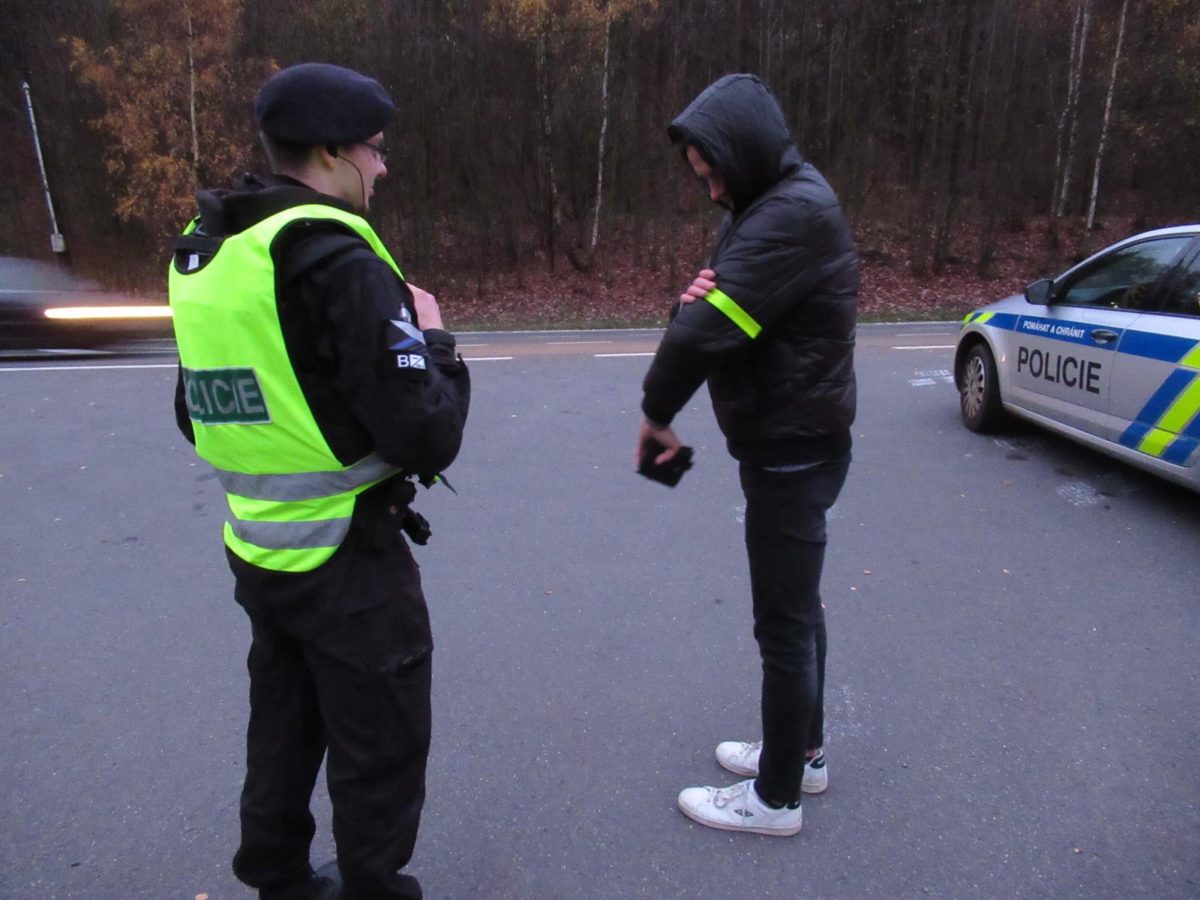 Chodci stále často ignorují povinnost nosit reflexní prvky. Někdy to bohužel končí i tragicky