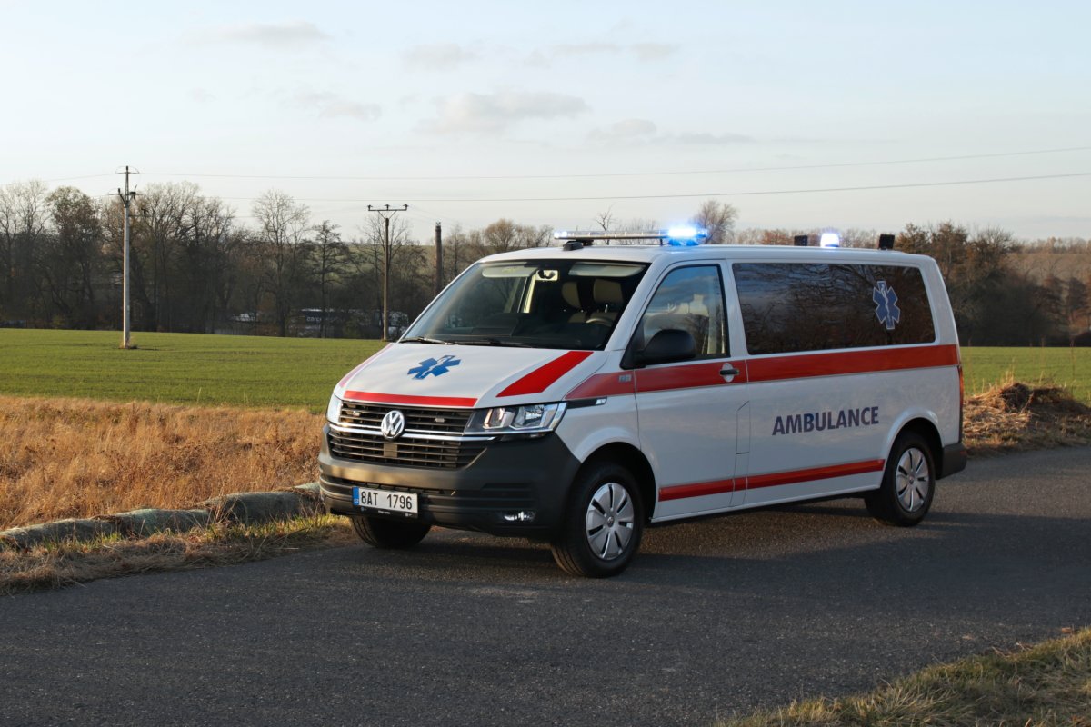 test-2021-volkswagen_transporter_t61-ambulance- (1)