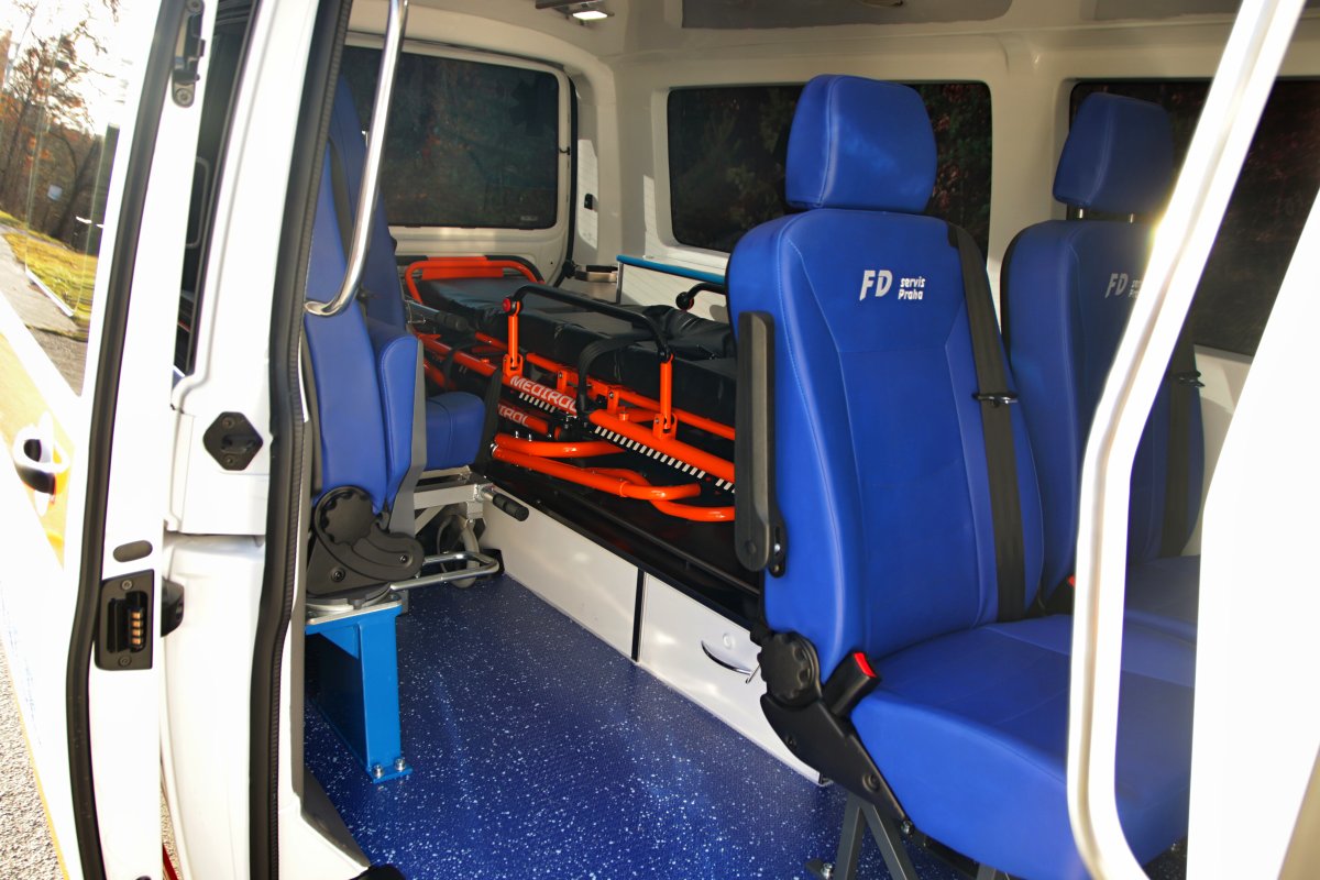 test-2021-volkswagen_transporter_t61-ambulance- (12)