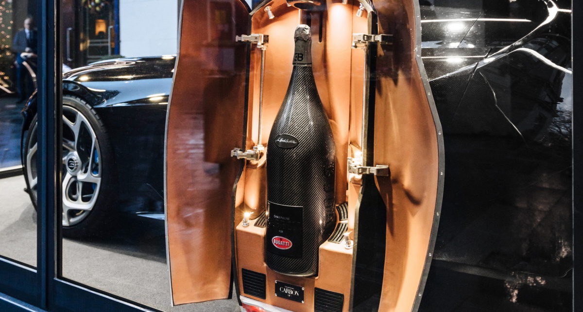 Jedinečná karbonová lahev s prvotřídním šampaňským Bugatti byla prodána. Čeká ji ještě úprava dle přání majitele