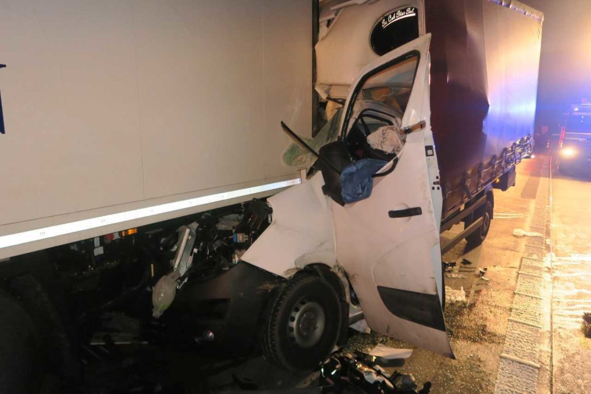 Dálniční policie si posvítila na kamiony odstavené na odbočovacích pruzích a na sjezdech z dálnic. Až příliš často jsou součástí nehod
