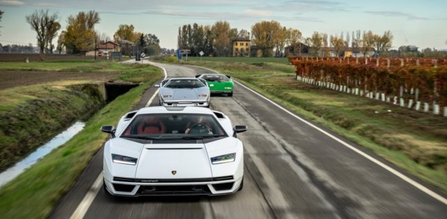 Lamborghini vyslalo svůj nový Countach na silnici ve společnosti klasických modelů. Bok po boku vypadají skvěle