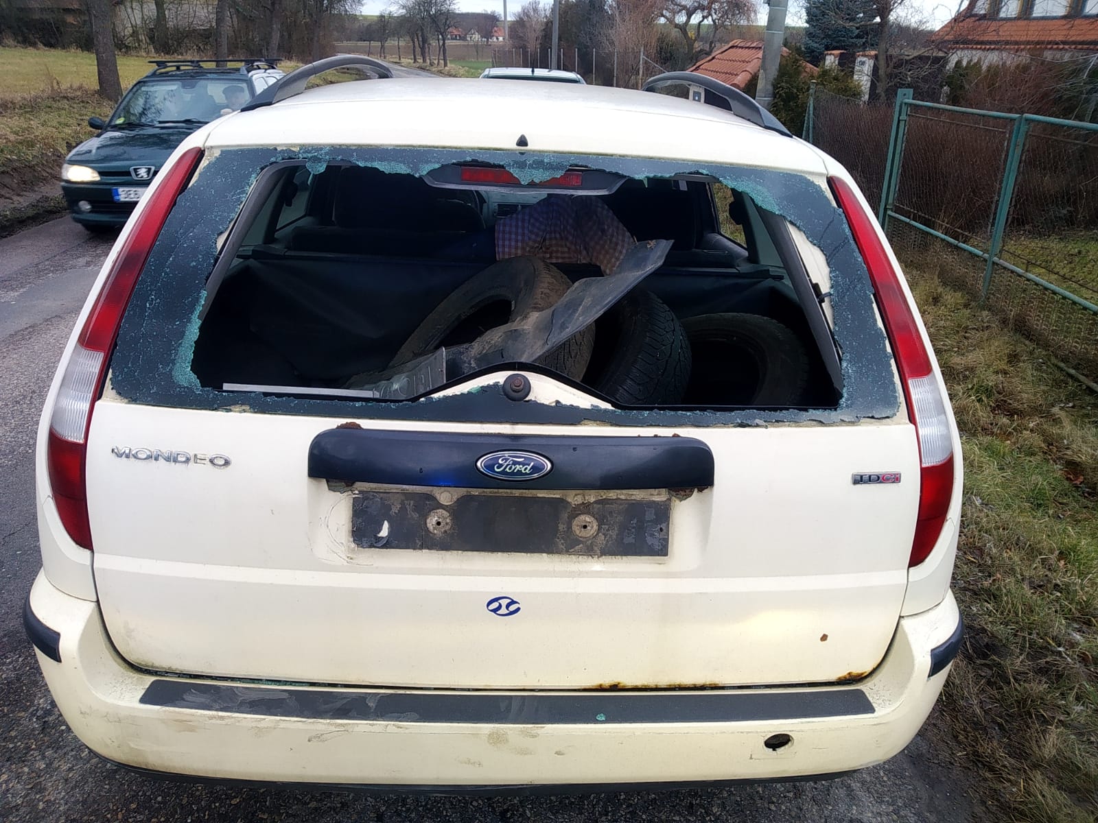 Auto bez technické, okna, výfuku a se zfetovaným řidičem se zákazy řízení táhlo další vrak s řidičem v podobném stavu a bez řidičáku