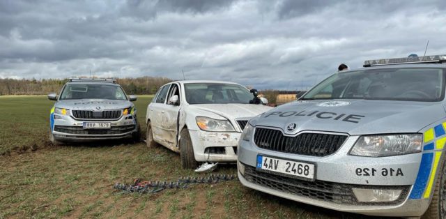 Policie může použít civilní auta jako zátaras pro ujíždějícího řidiče. Majiteli pak vyplatí odškodnění