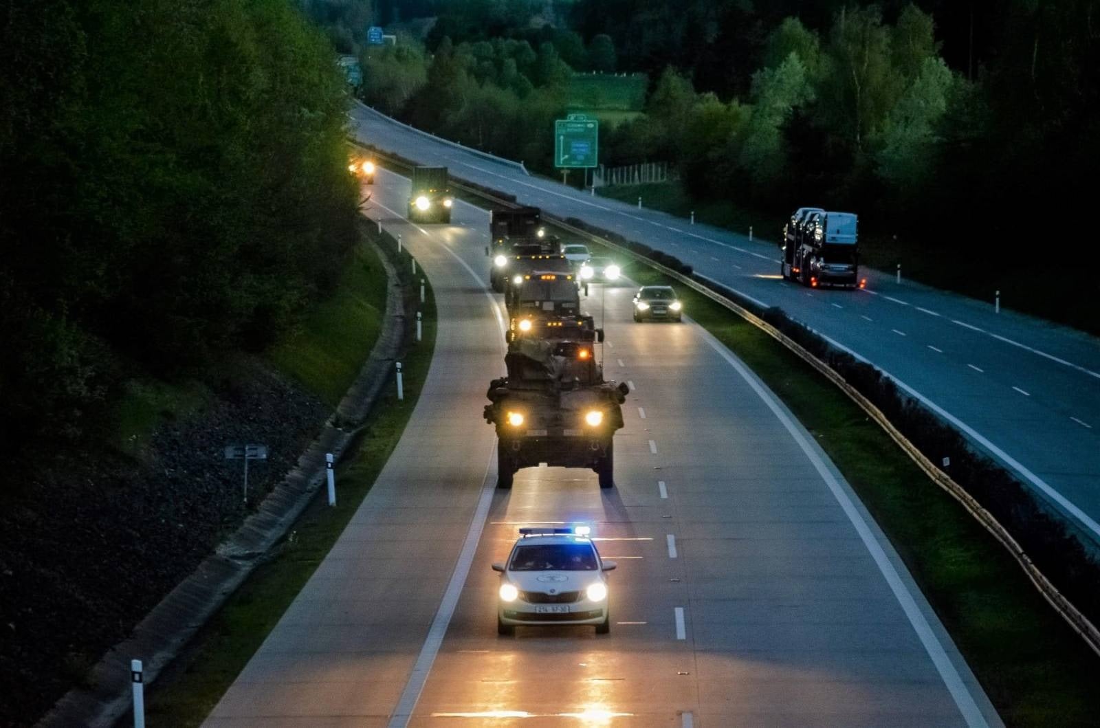 Armáda upozorňuje, co nikdy nedělat, když potkáte vojenskou kolonu. Problémové je hlavně předjíždění