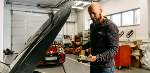 kontrola_a_doplneni_provoznich_kapalin-olej-1