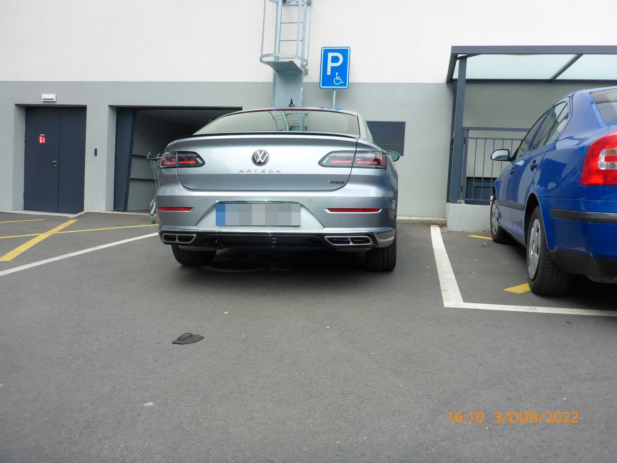 Jen v Karlových Varech řešili za rok více než 200 neoprávněných parkování na invalidech. Pokuty jsou přitom vysoké