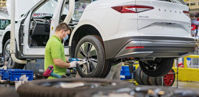 Znovu chybí čipy i další díly. Toyota v ČR zastavuje výrobu, ale Škoda i Hyundai jedou dál