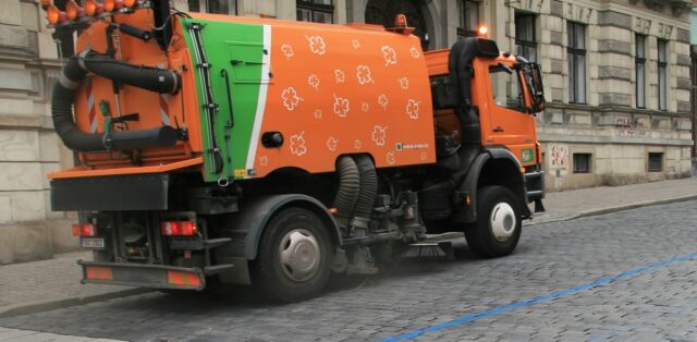 Pražané budou brzy muset přeparkovat. Začíná pražský jarní úklid ulic