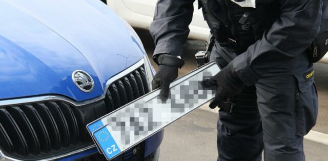 Nemáte náhodou dluh na pokutách? Policie to umí zjistit během pár sekund a stejně rychle za to zabaví značky