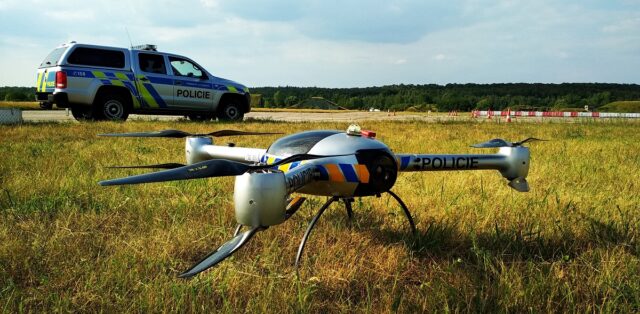 Ani o tom nevíte a policie přesně ví, jestli máte za volantem mobil v ruce. Pomáhají nenápadné drony