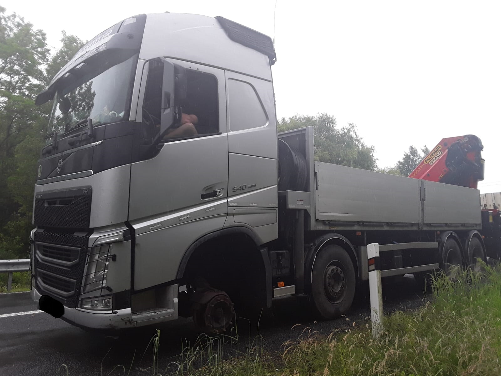 Náklaďák jel po dálnici bez předního kola. Řidič o tom věděl, prý hledal servis