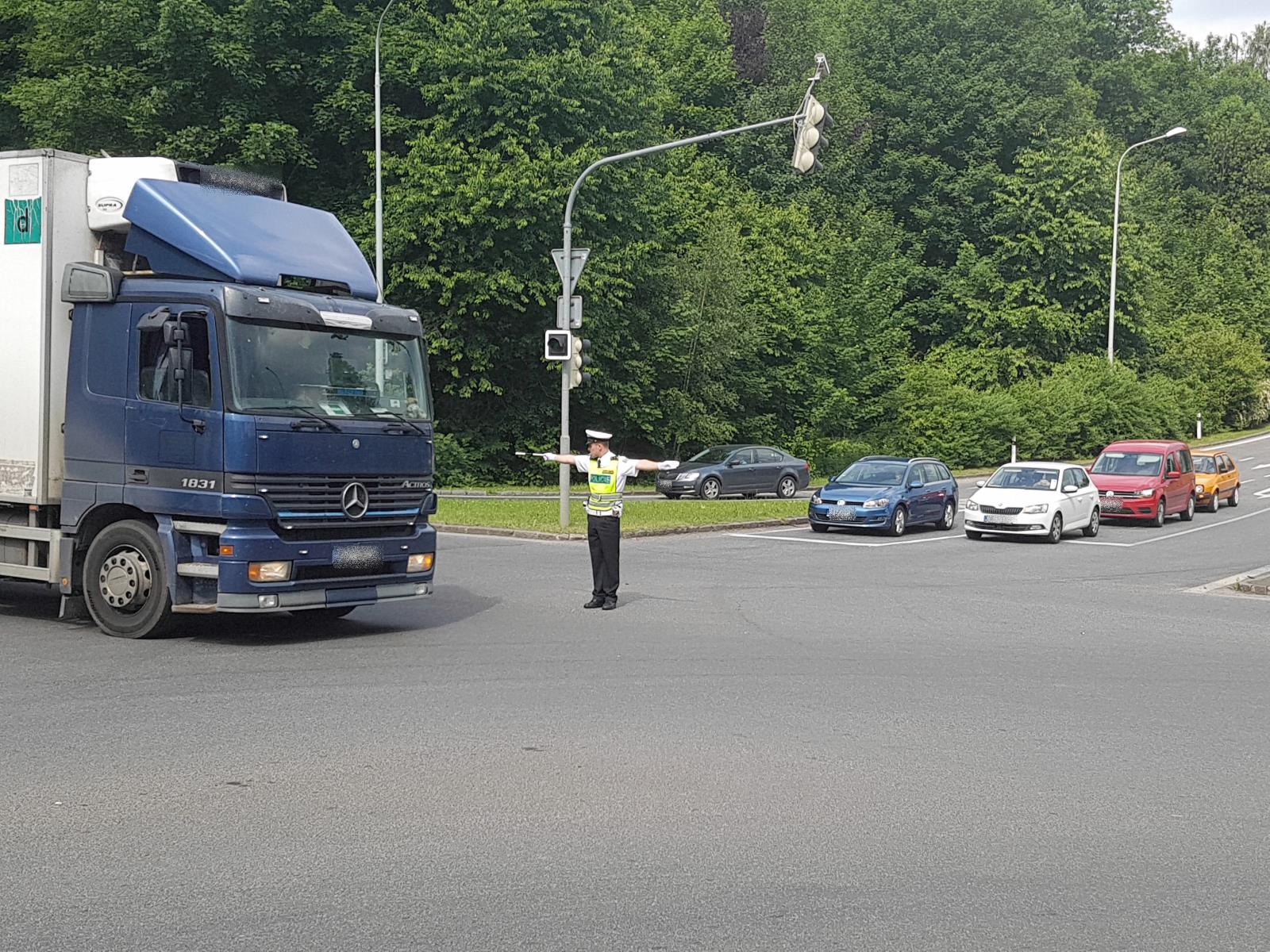 Křižovatka řízená policisty? Řidiči často neví, jak mají na pokyny policie reagovat