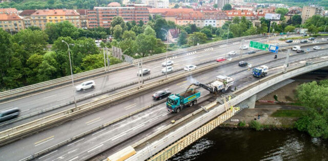 Rekonstrukce Barrandovského mostu: frézování vozovky