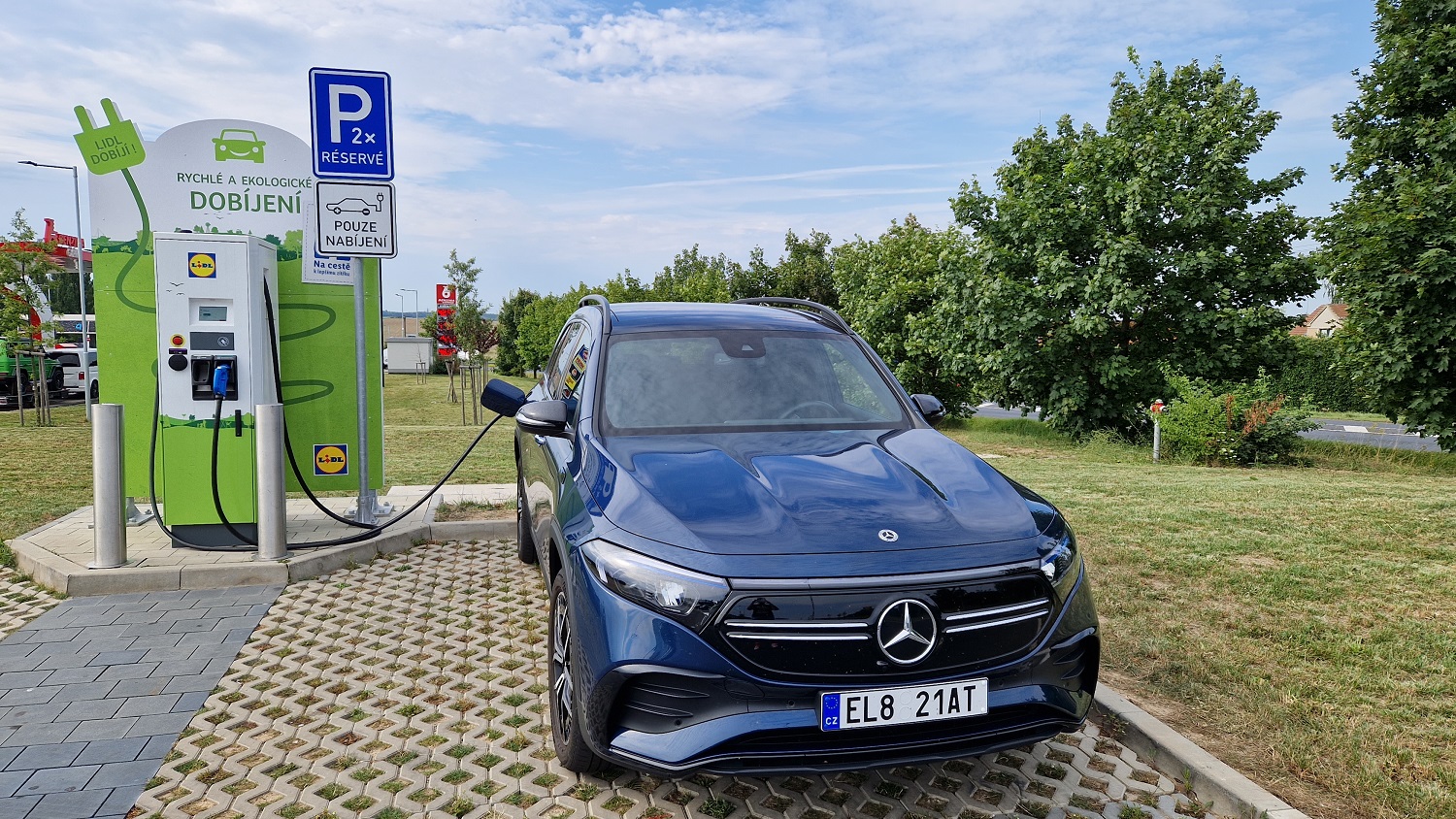mercedes-benz_eqb-dobijeni-auto-nabijecka-elektromobil