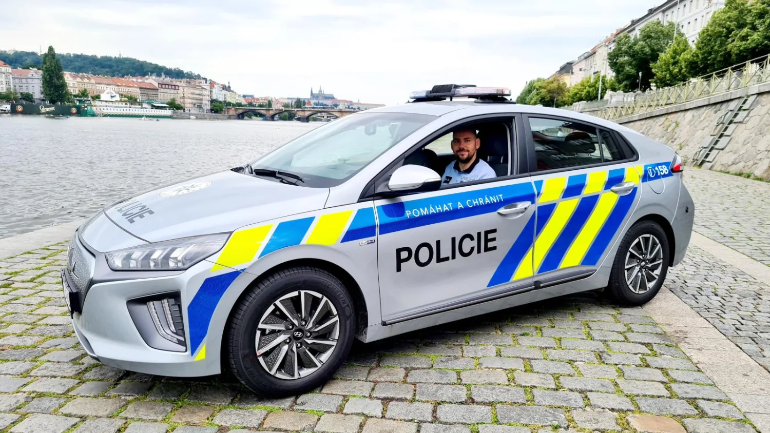 hyundai_ioniq-electric-policie-2