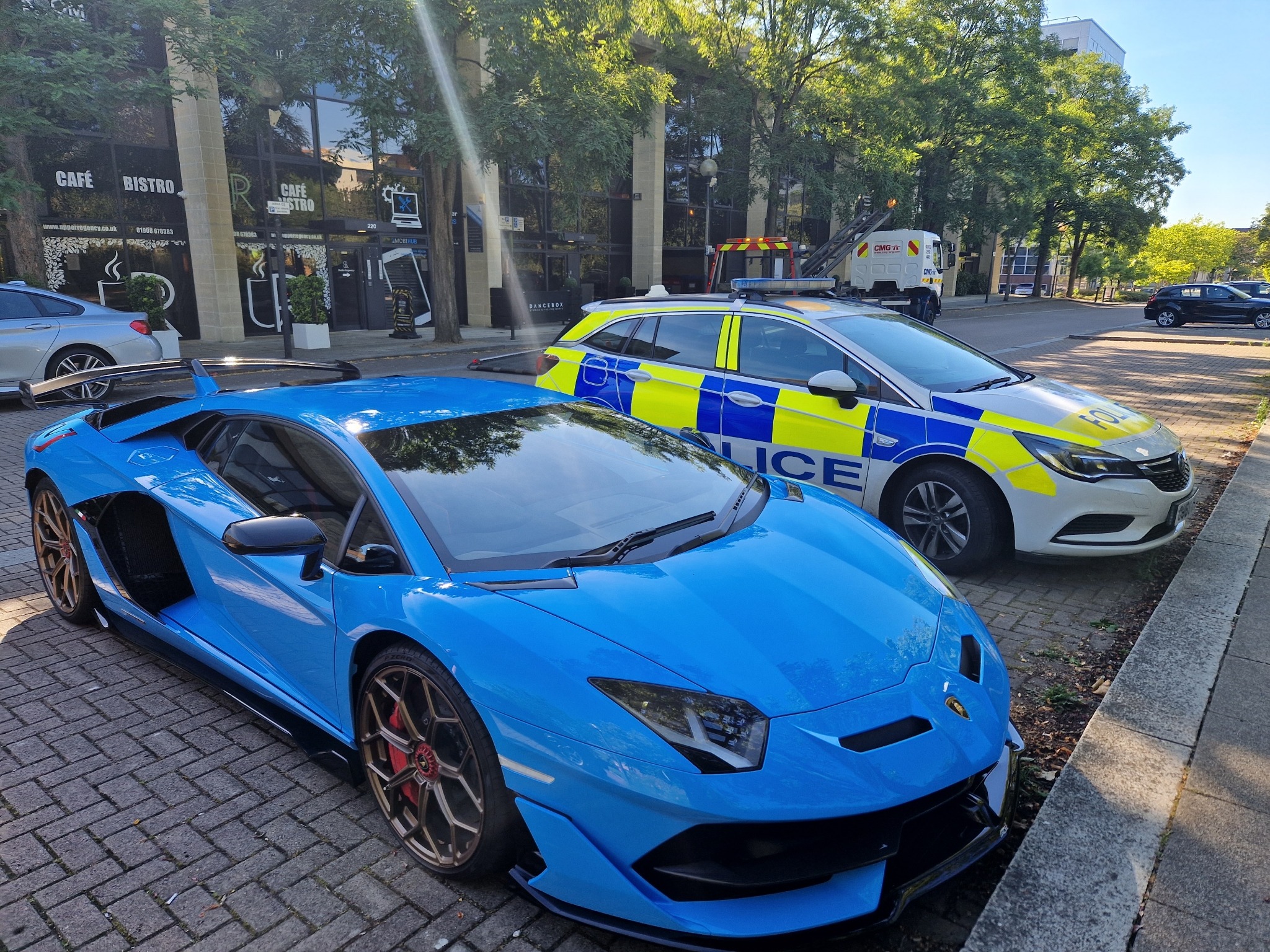 Jen co vyjel s novým Lamborghini Aventador SVJ, už mu ho zabavila policie. Kromě značky mu totiž chybělo i pojištění