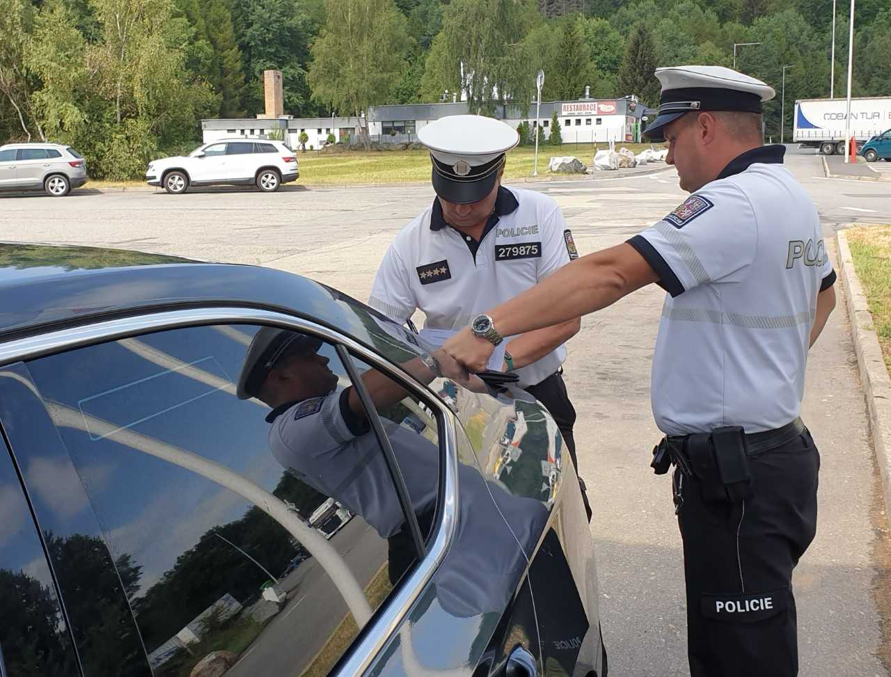 policie-u-auta