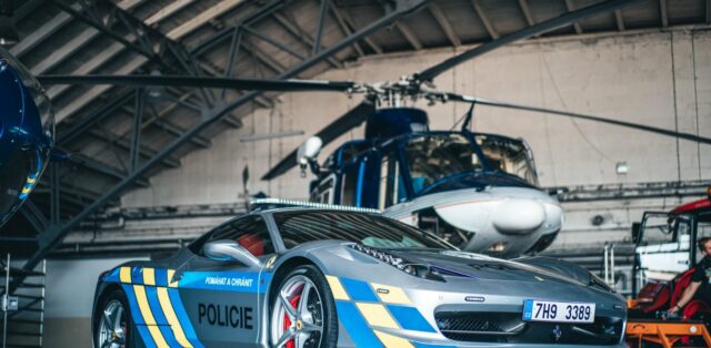 policie-ferrari-2