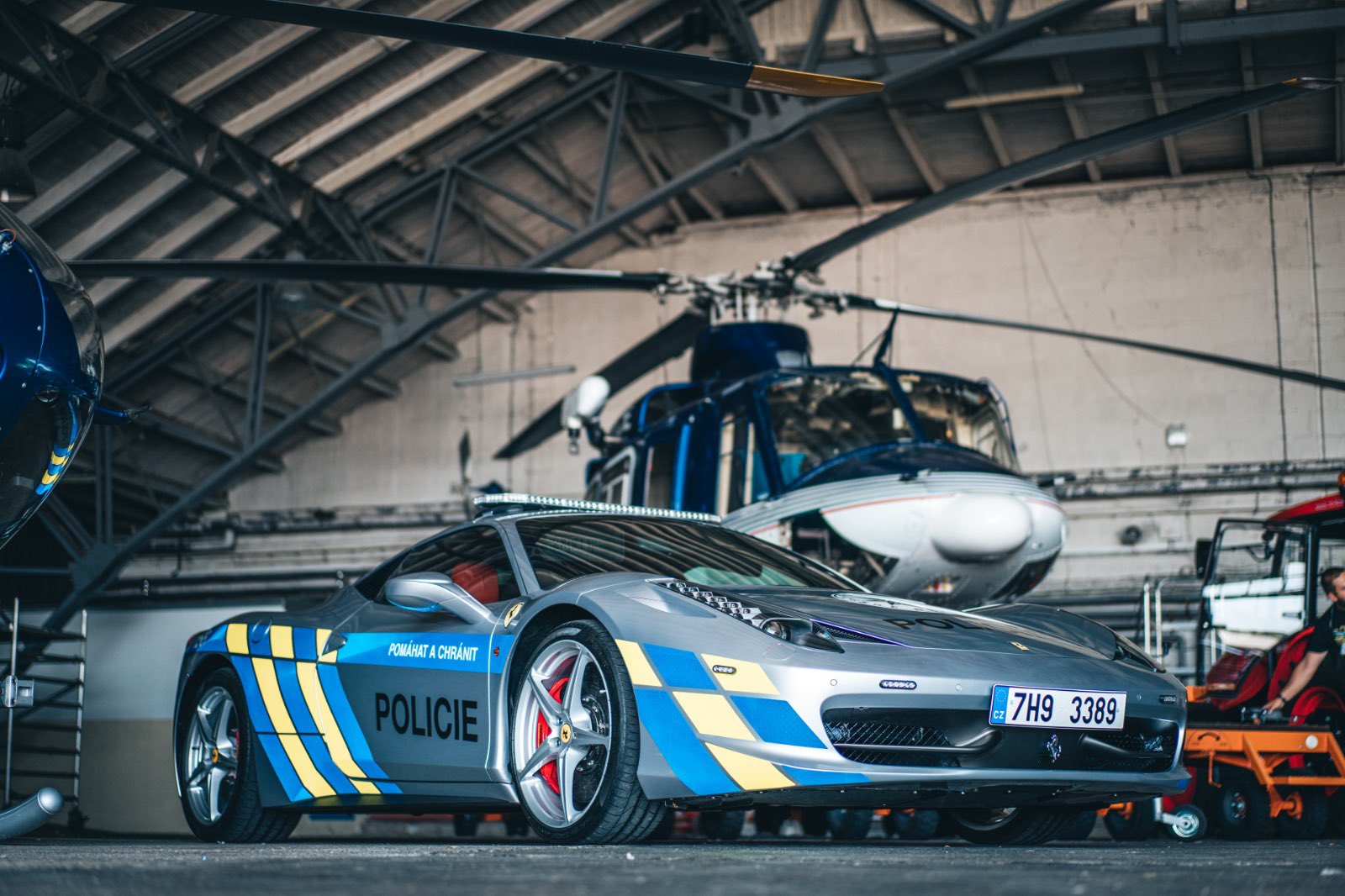 Policie v Česku bude jezdit ve Ferrari. Určené je pro dohled na tuningových srazech a nelegálních automobilových závodech