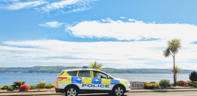 Skotská policie dostala nové elektromobily. Problém ale je, že je nemá kde nabíjet, a proto jezdí starými diesely