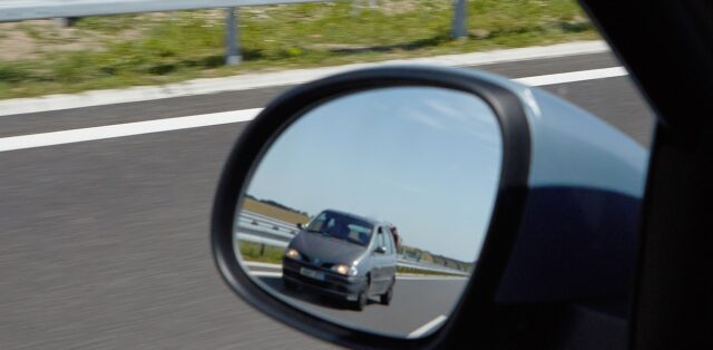 predjíždění - auto ve zpetnem zrcatku