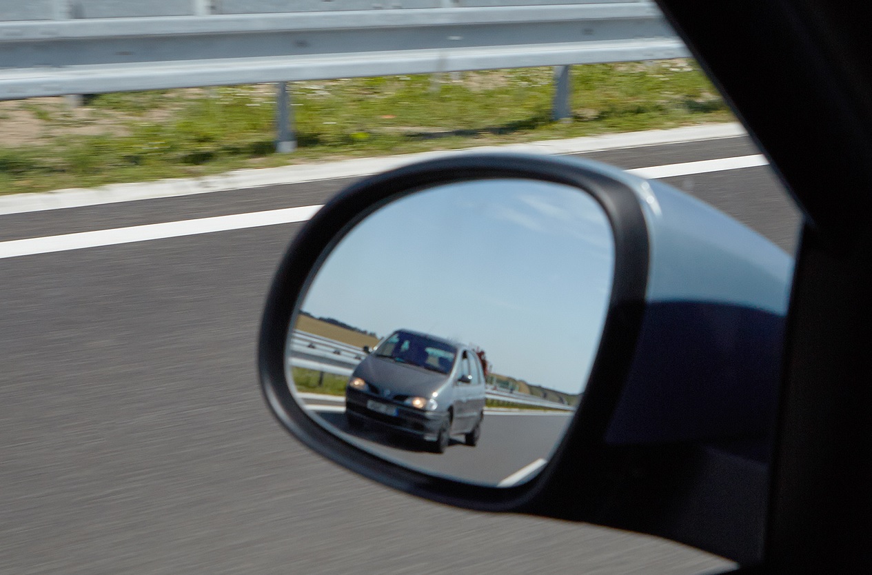 predjíždění - auto ve zpetnem zrcatku