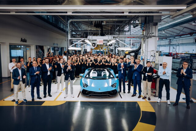 Lamborghini vyrobilo poslední Aventador. S koncem modelu jde nejspíš i o konec čistokrevných V12