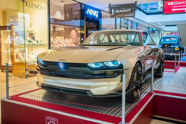 Výstava veteránů Peugeot v OC Arkády Pankrác - září 2022