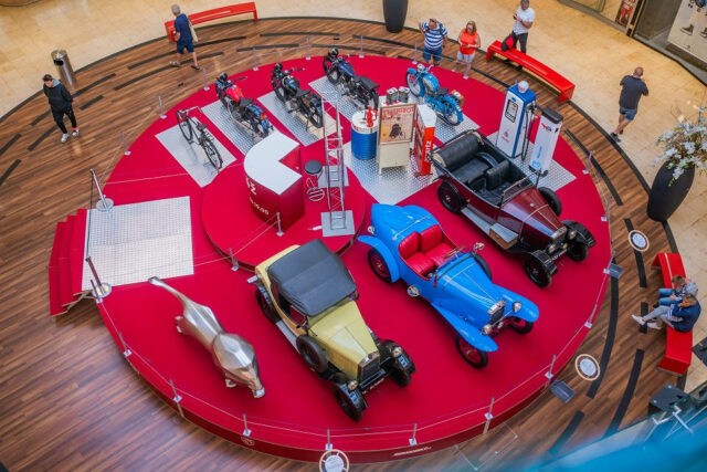 Výstava veteránů Peugeot v OC Arkády Pankrác - září 2022