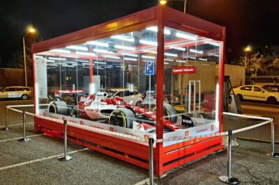 Alfa Romeo F1 Team ORLEN C42 vystavená v Praze na čerpací stanici Benzina Orlen