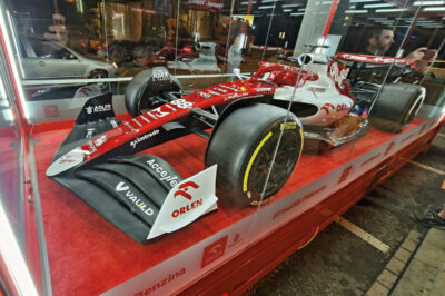 Alfa Romeo F1 Team ORLEN C42 vystavená v Praze na čerpací stanici Benzina Orlen