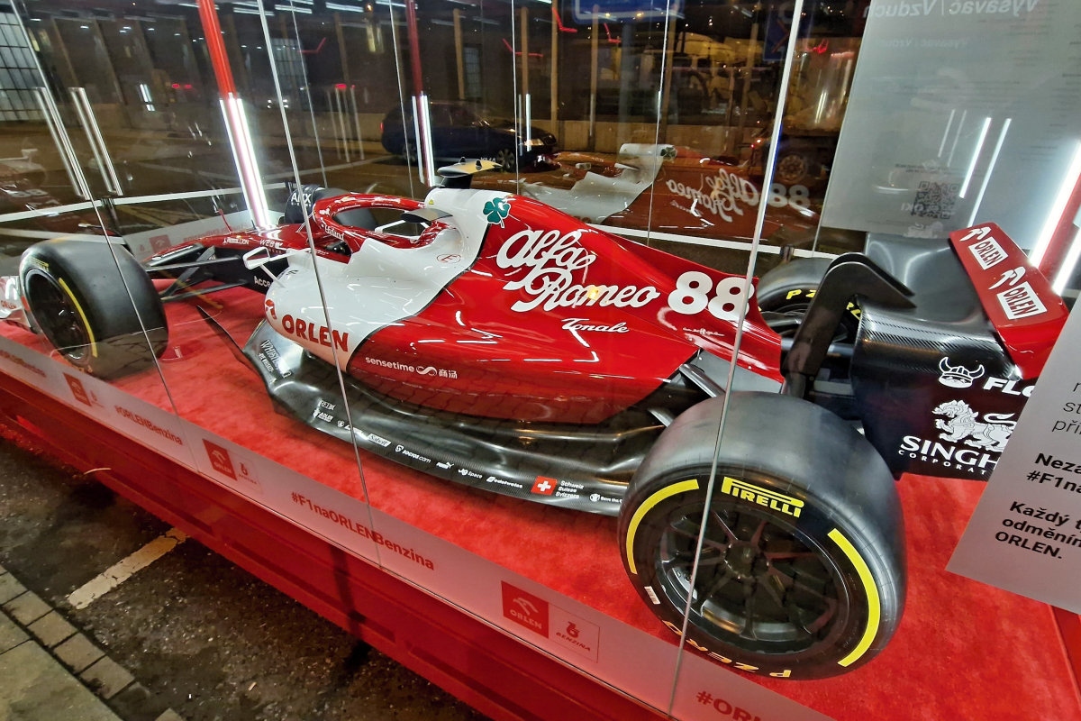 Alfa Romeo F1 Team ORLEN C42 vystavená v Praze na čerpací stanici Benzina Orlen