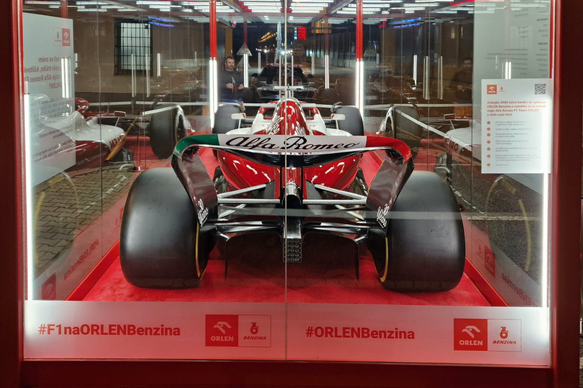 Alfa Romeo F1 Team ORLEN C42 vystavená v Praze na čerpací stanici Benzina Orlen