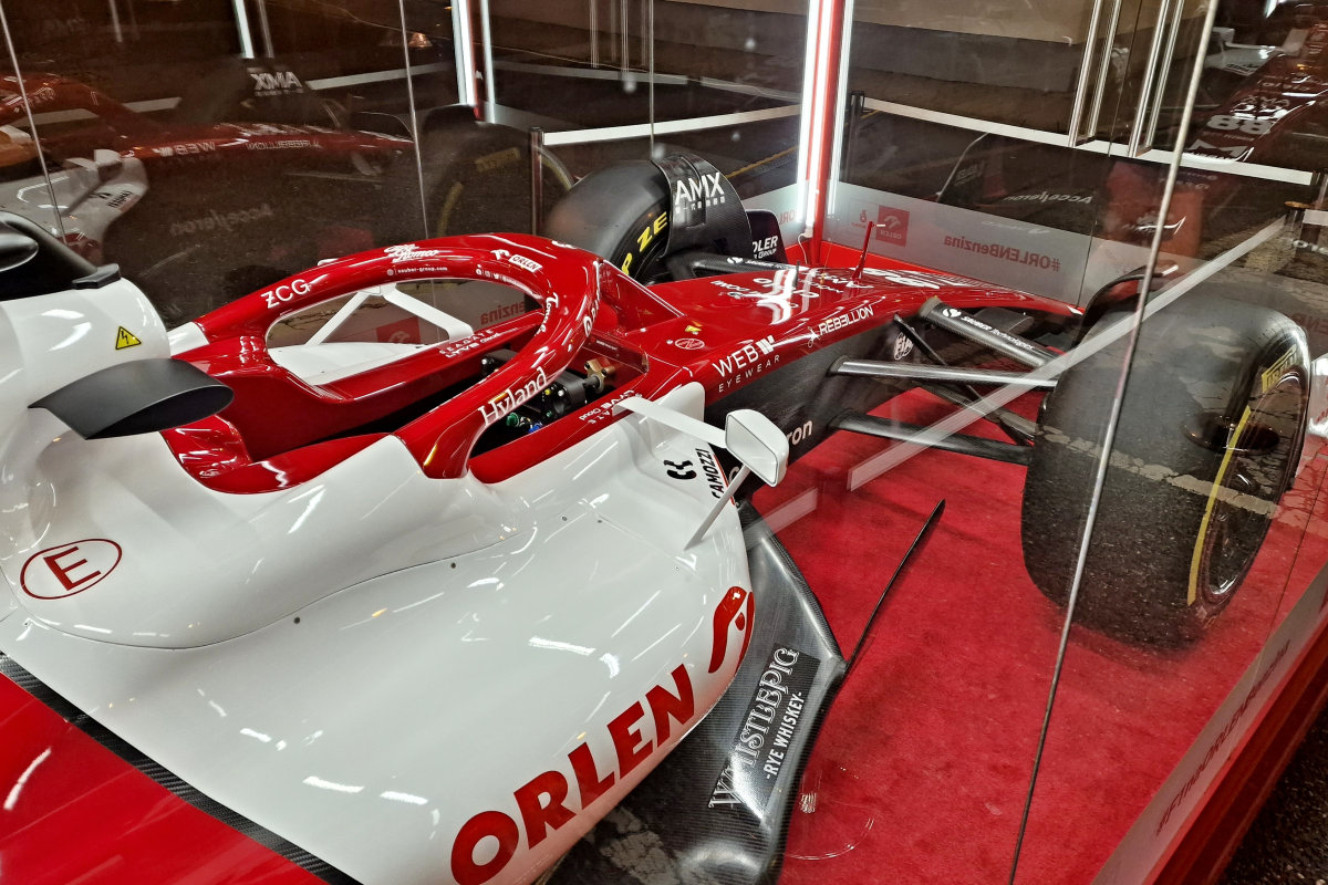 Alfa Romeo F1 Team ORLEN C42 vystavená v Praze na čerpací stanici Benzina Orlen
