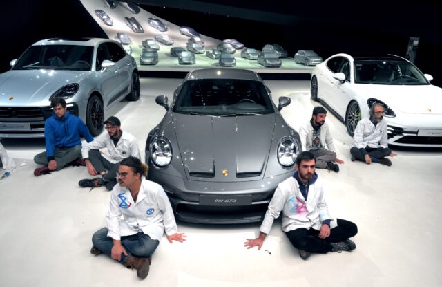 Aktivisté bojující za ekologii se přilepili kolem Porsche v sídle Volkswagenu. Jde jim o snížení rychlosti na dálnicích a emise