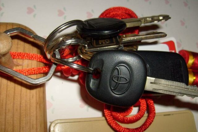 Nedostatek chipů není u konce. Toyota jej řeší tím, že zákazníkům dává opět klasické kovové klíče