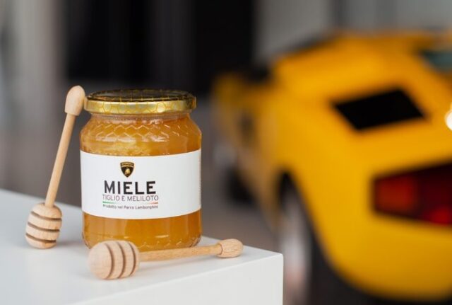 Lamborghini slaví další úspěch. Jeho včelstvu se náramně daří, ale med prodávat nehodlá