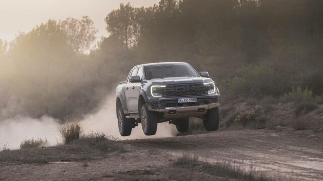 2022-Ford_Ranger_Raptor-skok